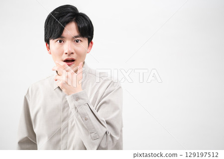 穿著長袖襯衫的年輕人生活方式形象 129197512