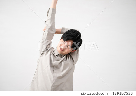 穿著長袖襯衫的年輕人生活方式形象 129197536
