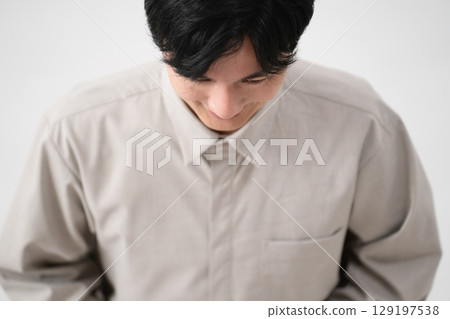 穿著長袖襯衫的年輕人生活方式形象 穿著長袖襯衫的年輕人生活方式形象 129197538