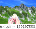 一邊欣賞壯麗山景一邊享用飯糰｜以阿爾卑斯山為背景的戶外用餐 129197553