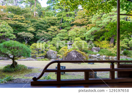 新潟縣新潟市舊齋藤家別墅花園，擁有美麗的花園和建築 129197658