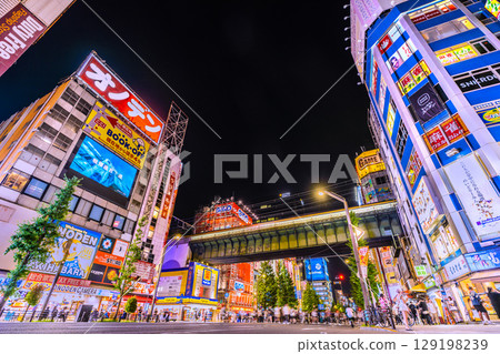 Tokyo cityscape in Japan: Inbound tourism continues in August... Akihabara bustling with foreign tourists even at night = 3rd, after 7:50 pm 129198239