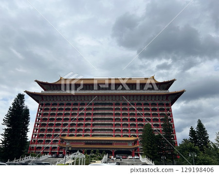 This is the Grand Hotel Yuanshan, a Chinese-style building in Taipei, Taiwan. 129198406