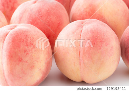 A close-up of delicious-looking peaches (Akatsuki) 129198411