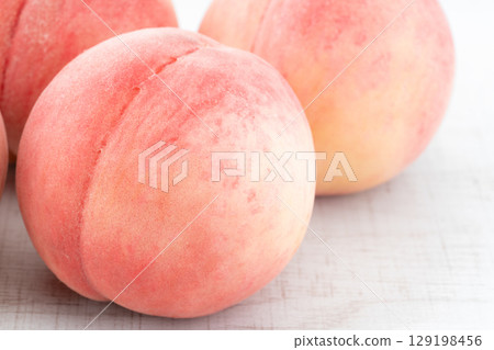 A close-up of delicious-looking peaches (Akatsuki) 129198456