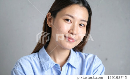 穿亞麻衣服的女人的目光 129198745