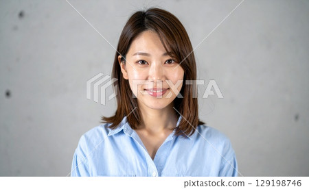 穿亞麻衣服的女人的目光 穿亞麻衣服的女人的目光 129198746