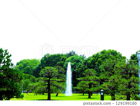 草坪上冒出一股清涼的噴泉 129199180