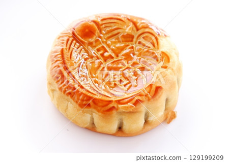 月餅－中國傳統的甜食，圓形，內餡為豆沙，形似月亮，在中秋節期間食用。 129199209