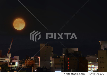 紅色月亮 / 夜晚透過城市燈光看到的紅色月亮（草莓月、血月） 129199327