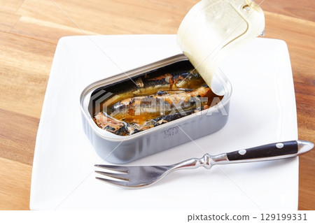 油浸沙丁魚-用橄欖油醃製的新鮮沙丁魚製成的罐頭沙丁魚 油浸沙丁魚-用橄欖油醃製的新鮮沙丁魚製成的罐頭沙丁魚 129199331