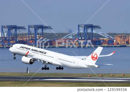 一架客機起飛上升。一架日航飛機起飛。 一架客機起飛上升。一架日航飛機起飛。 129199336