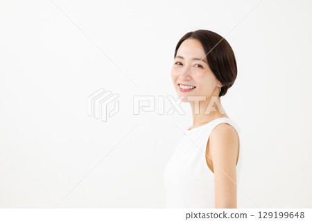 Beauty image of middle-aged women 129199648