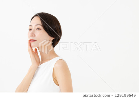 Beauty image of middle-aged women 129199649