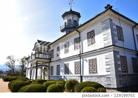 松本市：舊開智學校、人行道和藍天 129199701