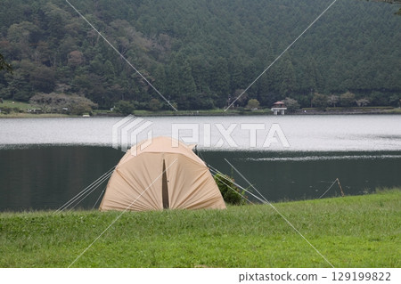 Tents set up on the shore of the lake Lake Tanuki, Fujinomiya City, Shizuoka Prefecture 129199822