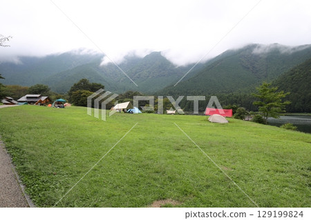 Camping site at Lake Tanuki shrouded in mist, Fujinomiya City, Shizuoka Prefecture 129199824