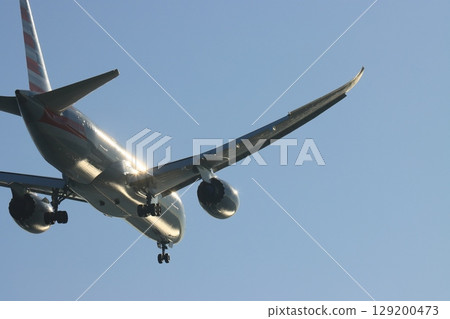 客機降落在羽田機場，飛機降落進場 129200473