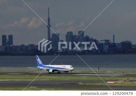 以東京晴空塔為背景起飛的客機 全日空飛機起飛 以東京晴空塔為背景起飛的客機 全日空飛機起飛 129200479