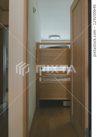 2 doors, 1 room 129200640