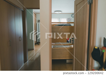 2 doors, 1 room 129200642