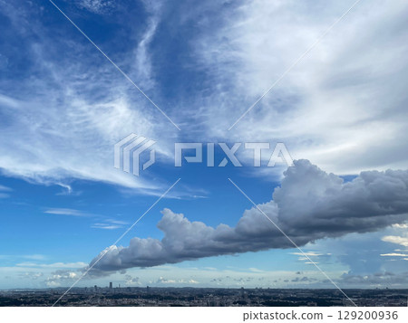 在川崎市上空的捲雲下，一條長長的積雲線延伸開來 129200936