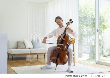 拉大提琴的老人 129201260