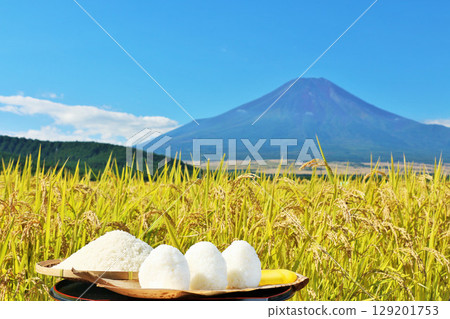 秋天米領域和碗米和富士山 129201753