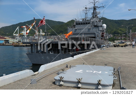 停泊在吳基地碼頭的訓練支援船ATS-4202「黑人部號」 129201827