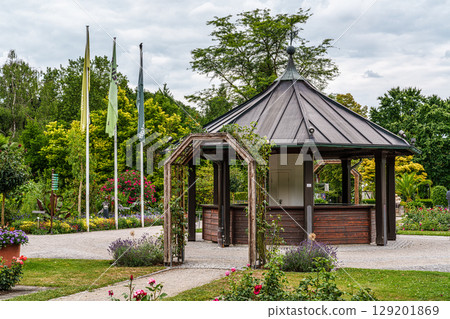 The Botanical Garden of Augsburg in Germany with garden pathes and topiary boxwood bushes on green meadows 129201869