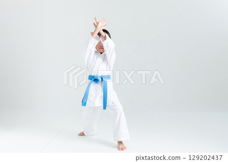 孩子們練習空手道 129202437