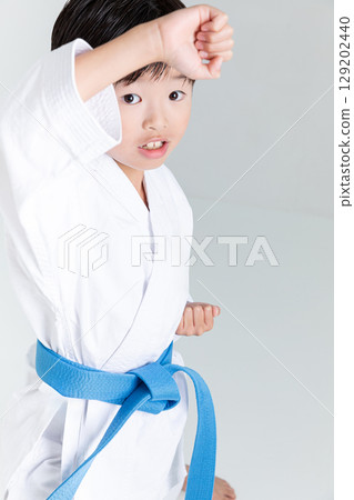 孩子們練習空手道 129202440