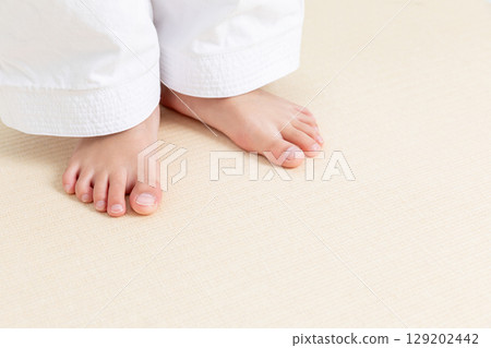 穿著空手道製服的孩子的腳 129202442