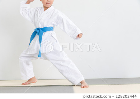 孩子們練習空手道 129202444
