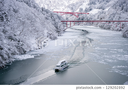 Snow-covered Shogawa Gorge and sightseeing boat Snow-covered Shogawa Gorge and sightseeing boat 129202892
