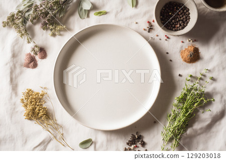 帶有時令香草和香料的圓盤的頂視圖 129203018