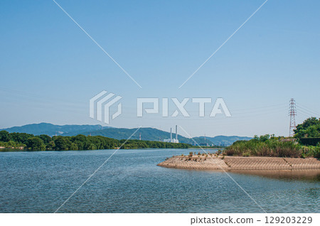 夏日的淀川 - 大阪府枚方市淀川河畔公園的景色 129203229
