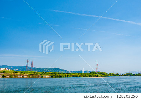 Summer scenery of the Yodo River, view from the Hirakata area of Yodo River Park towards Takatsuki City, Hirakata City, Osaka Prefecture 129203250