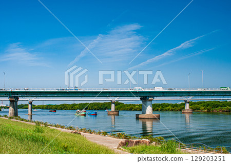 大阪府枚方市枚方橋淀川的夏日風景 大阪府枚方市枚方橋淀川的夏日風景 129203251