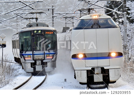 雪中的北陸本線上，特急列車與一般列車擦肩而過 129203955