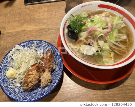 什錦麵和炸雞 129204430