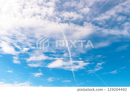 漂浮在藍天的白雲和凝結尾跡 129204492