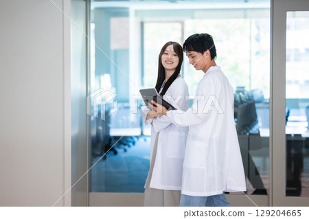 男人和女人穿著白大褂 129204665