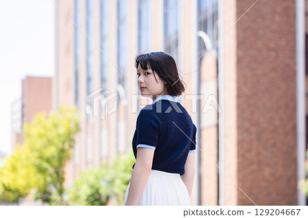 A woman who turns around 129204667