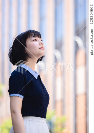 一個女人抬頭 129204668