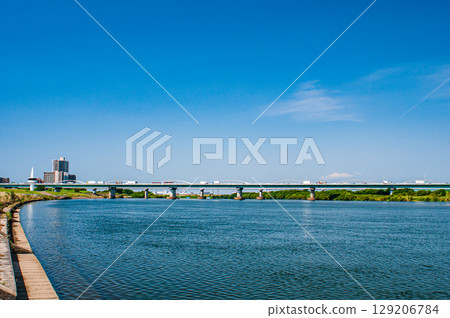 Summer scenery of the Yodo River, Hirakata Bridge area, Hirakata City, Osaka Prefecture 129206784
