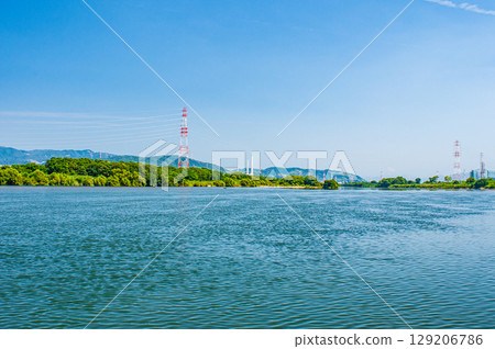 大阪府枚方市淀川公園枚方地區往高槻市方向眺望的淀川夏日風景 大阪府枚方市淀川公園枚方地區往高槻市方向眺望的淀川夏日風景 129206786