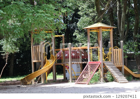 公園景色優美,綠樹成蔭,有大型遊樂場設備 公園景色優美,綠樹成蔭,有大型遊樂場設備 129207411