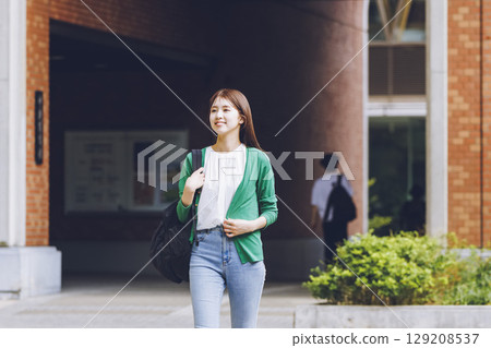 Female students walking on campus 129208537