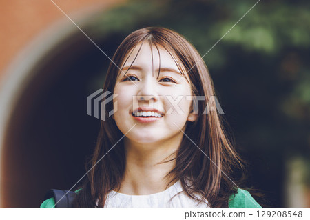 女學生在校園散步 129208548